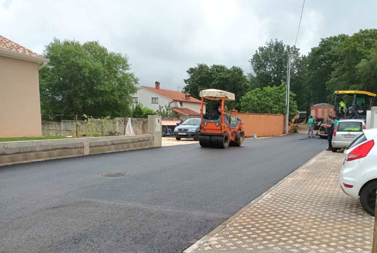 POREČ Uskoro osvjetljena šetnica na Gradskom kupalištu, dovršeno uređenje parkirališta u naselju Brčići